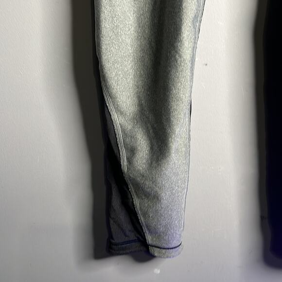 Under Armour Gray and Black Compression Cropped Leggings Size Medium - Picture 4 of 7